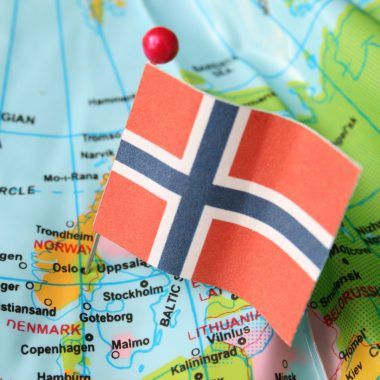 Pinezka z norweską flagą na mapie Norwegii.
