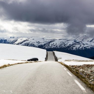 Ośnieżona norweska droga.