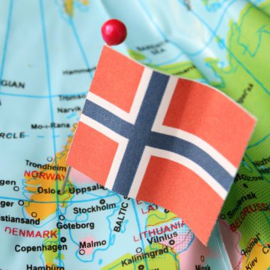 Pushpin med det norske flagget på et norgeskart.