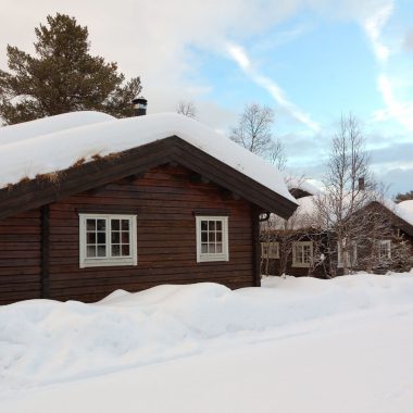 Zaśnieżony, drewniany, norweski domek.